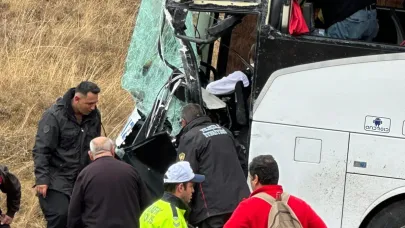 Otobüs tır çarpıştı, 3'ü ağır 18 yaralı
