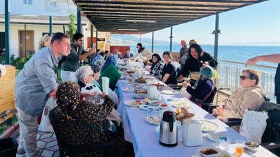 Huzurevi sakinleri kahvaltıda buluştu