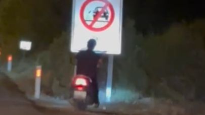 Kaza Değil, İntihar Girişimi: Alkollü Sürücü Hızını Alamadı, Levha Bile Kurtaramadı.