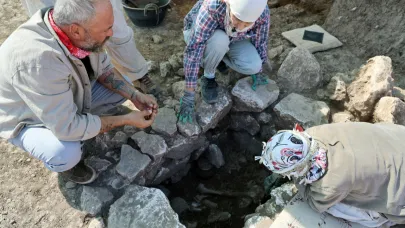 ÇOMÜ'nün Desteğiyle Çayönü Tepesi’nde 8 Antik Mezar Bulundu