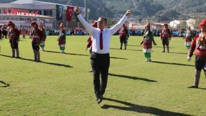 29 Ekim kutlamalarına Kaymakam Akkaya'nın zeybek gösterisi damga vurdu