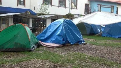 6.1 Büyüklüğündeki Deprem Sonrası Çadırlar Kuruldu, Araçlar Doldu! Sındırgı Halkı Sokakta Sabahladı