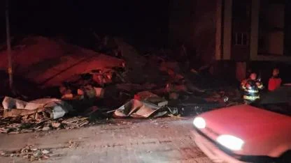 Balıkesir'de depremde bir bina yıkıldı