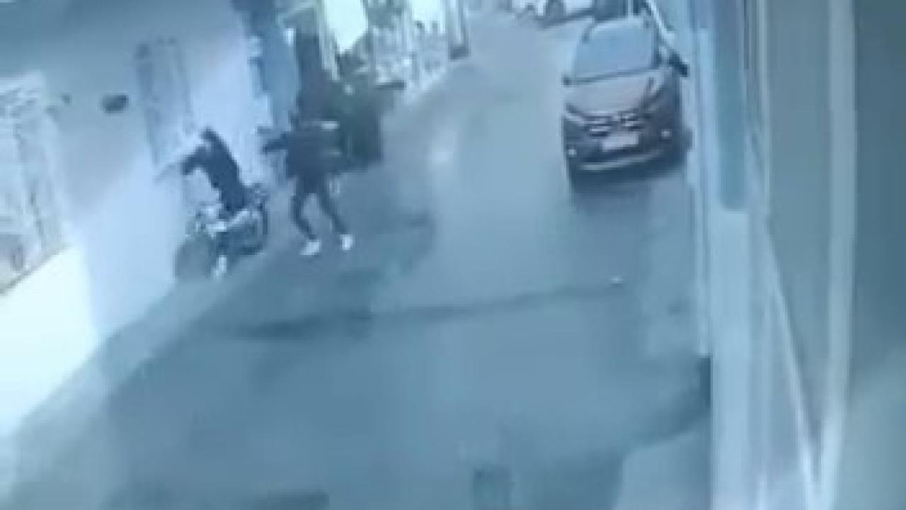 Bekçi, polisten kaçan şüpheliyi uçarak yakaladı