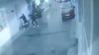 Bekçi, polisten kaçan şüpheliyi uçarak yakaladı