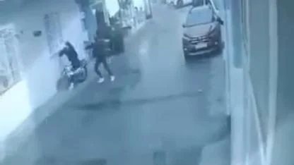 Bekçi, polisten kaçan şüpheliyi uçarak yakaladı