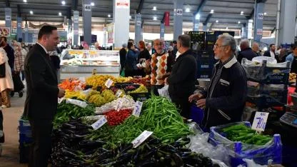 Biga Kaymakamı Pazar Yerinde! Esnafla Sıcak Sohbet