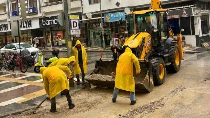 Biga’da sağanak yağışa karşı ekipler sahada