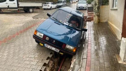 Çanakkale Biga’da Yol Çöktü, Otomobiller Göçüğe Düştü