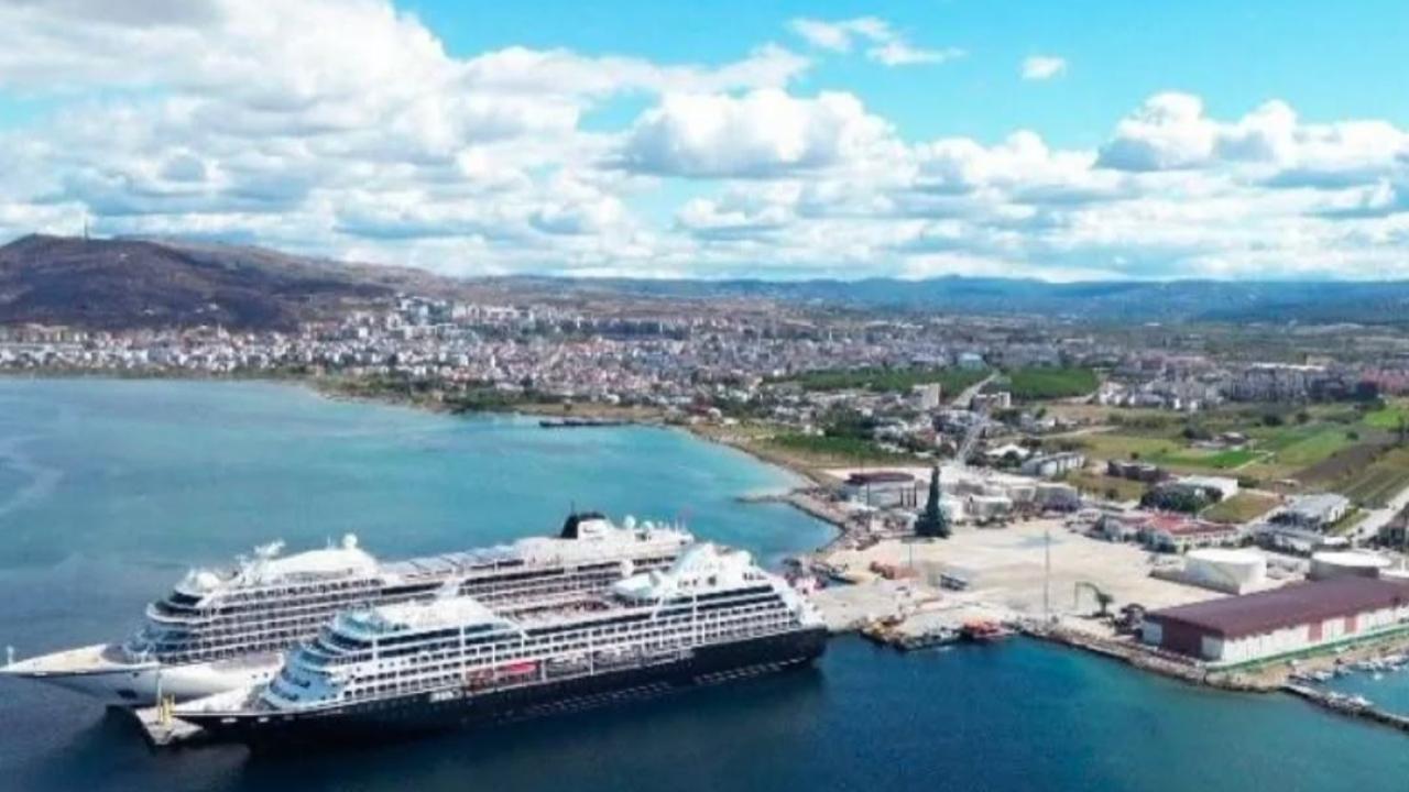 Çanakkale Limanı’nda Aynı Anda İki Kruvaziyer Gemisi: “Azamara Onward” ve “Viking Jupiter” Şehri Renklendirdi