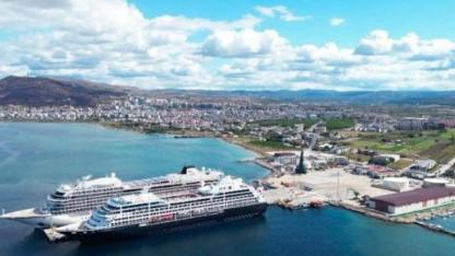 Çanakkale Limanı’nda Aynı Anda İki Kruvaziyer Gemisi: “Azamara Onward” ve “Viking Jupiter” Şehri Renklendirdi