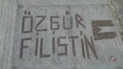 Çanakkaleli çiftçi tarlasına ‘Özgür Filistin’ yazdı