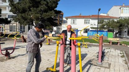 Çardak'ta çocuk parkları yenileniyor
