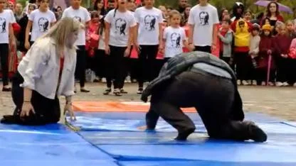Cumhuriyet Bayramında duygusal anlar! Babadan müthiş hareket! Kızı için atkısıyla minderleri kuruttu