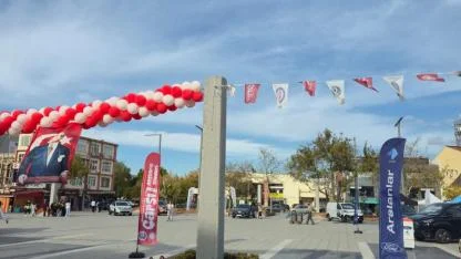 Cumhuriyet Meydanı’nda Yeni Nesil Otomobiller Sergileniyor