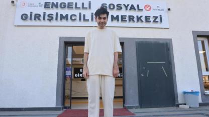 Deprem sonrası 3 yıl evden çıkmayan genç, ilk defa banyo ve tıraş yaptı