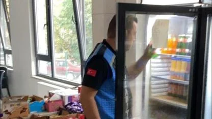 Ezine’de zabıta ekipleri okul kantinlerini denetledi