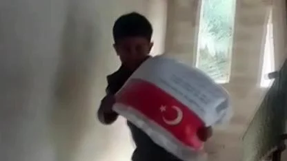 Filistinli Çocuk Kendi Ağırlığında Un Çuvalıyla Sevindi