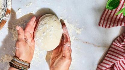 Fırından Sofraya İtalyan Pizza Sırları Açıklandı: Napoli'nin Kabarık Kenarını, Roma'nın Çıtır Lezzetini ve Hızlı Hamuru Hemen Öğrenin!