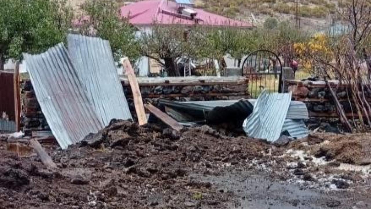 Fırtına çatıları uçurdu