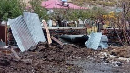 Fırtına çatıları uçurdu