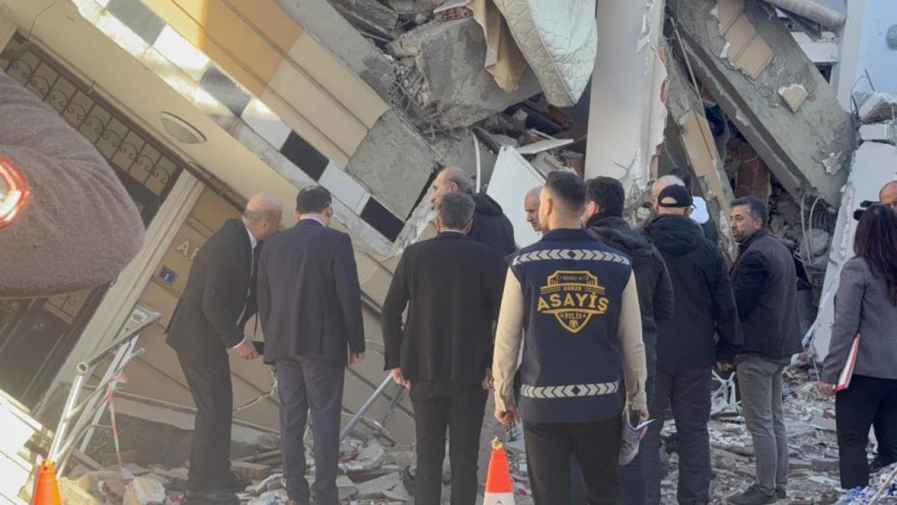 Gebze'de çöken binanın enkazında inceleme yapılıyor