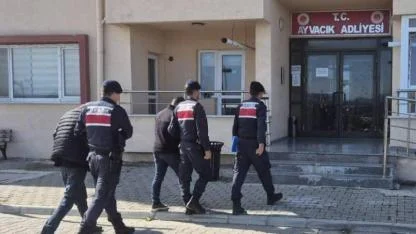 Göçmen Kaçakçılığı Operasyonunda 9 Gözaltı, Uyuşturucu ve Silah Ele Geçirildi!