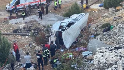 İşçi servisi devrildi: 5 ölü, 14 yaralı