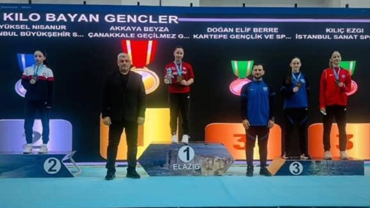 Karate'de Çanakkale Rüzgarı! Beyza Akkaya Türkiye Şampiyonu!