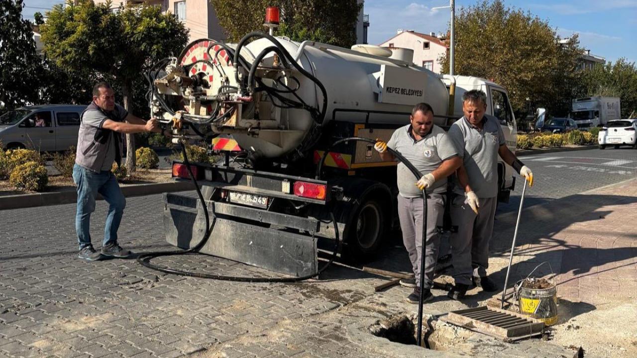 Kepez’de Yağmursuyu Hattı Temizlik Çalışmaları Sürüyor