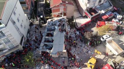 Kocaeli'de çöken binanın enkazından 2 kişinin cansız bedeni çıkarıldı