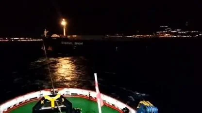 Kömür yüklü dev gemi boğazda makine arızası yaptı: Kurtarma operasyonu hemen başladı