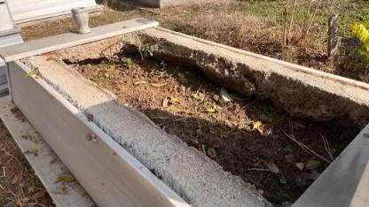 Mezarlıktan mermer çaldı, evine yol yaptı