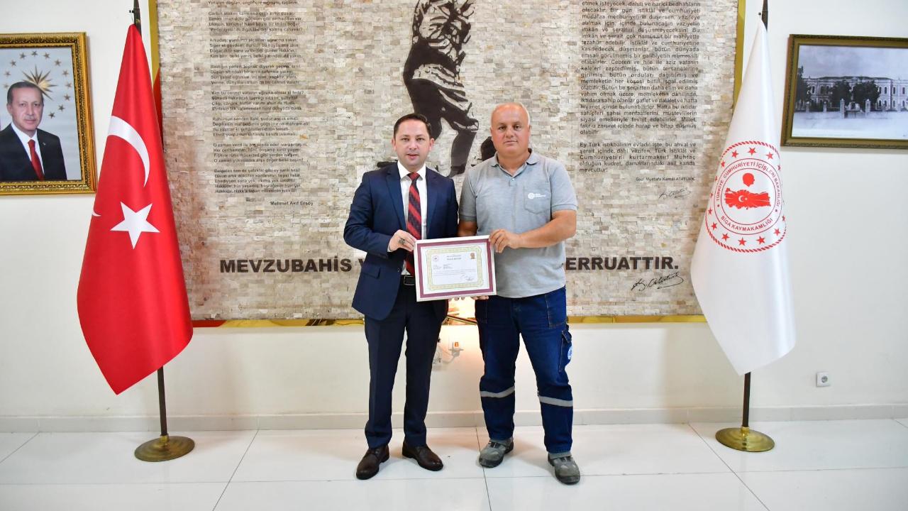 Molozda Gördüğü Bayrağı Kurtardı! Biga Kaymakamlığı Ödüllendirdi.