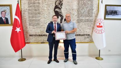 Molozda Gördüğü Bayrağı Kurtardı! Biga Kaymakamlığı Ödüllendirdi.