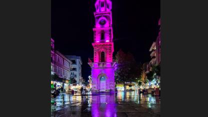 Saat Kulesi pembe ışıklarla aydınlatıldı