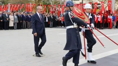 Vali Toraman ve Protokolden Cumhuriyetin 102. Yılına Anlamlı Çelenk!
