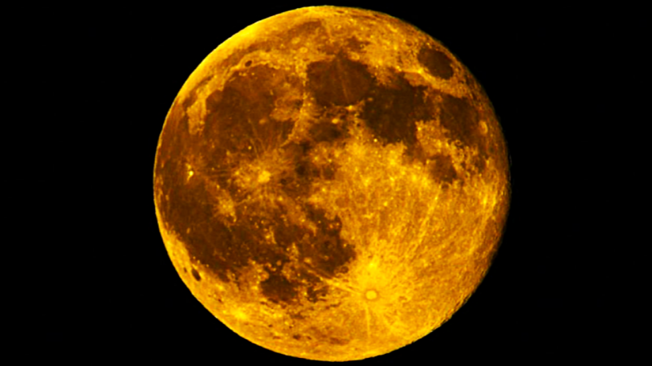 Van Gölü üzerinde dolunay görsel şölen sundu