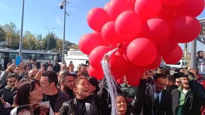 Yasemin Minguzzi, destek için adliyeye gelen vatandaşlarla kucaklaştı