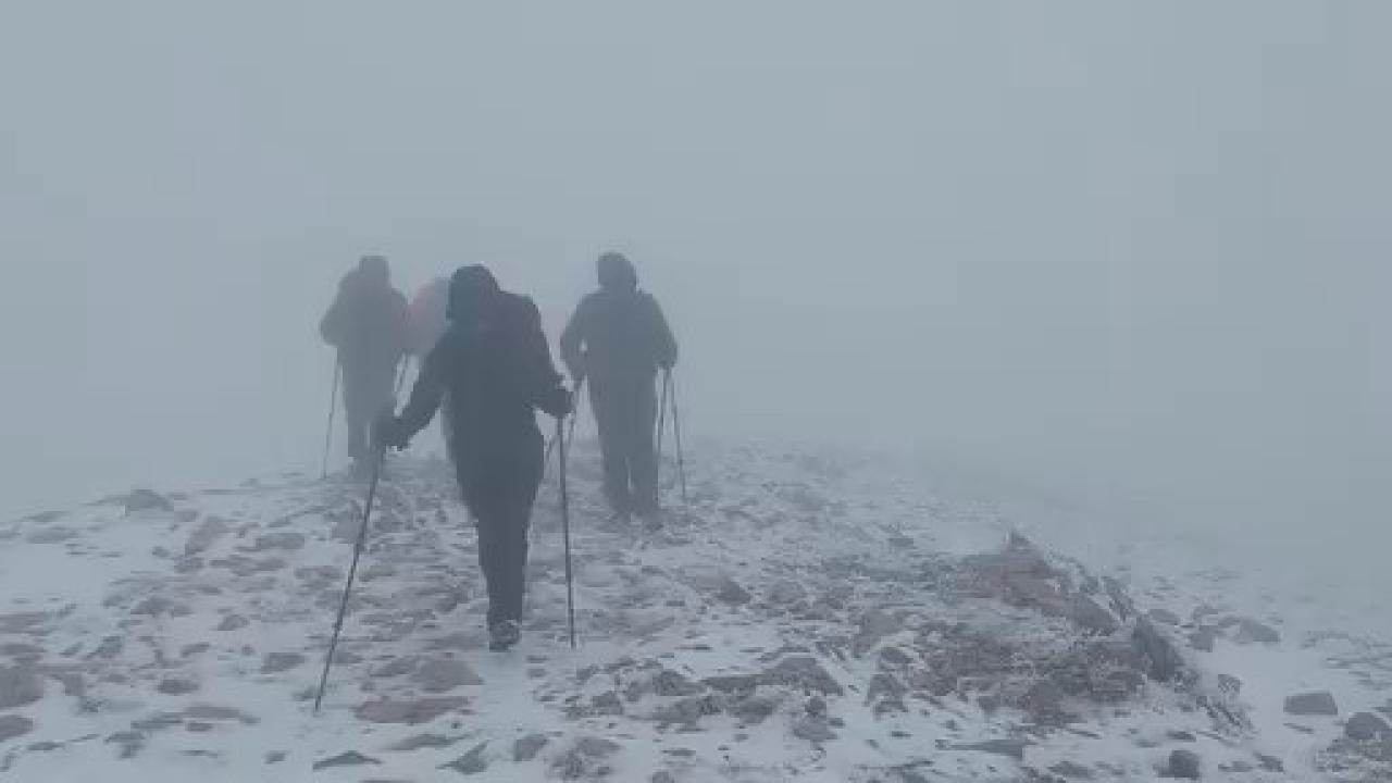 Yılın ilk karını zirvede kutladılar