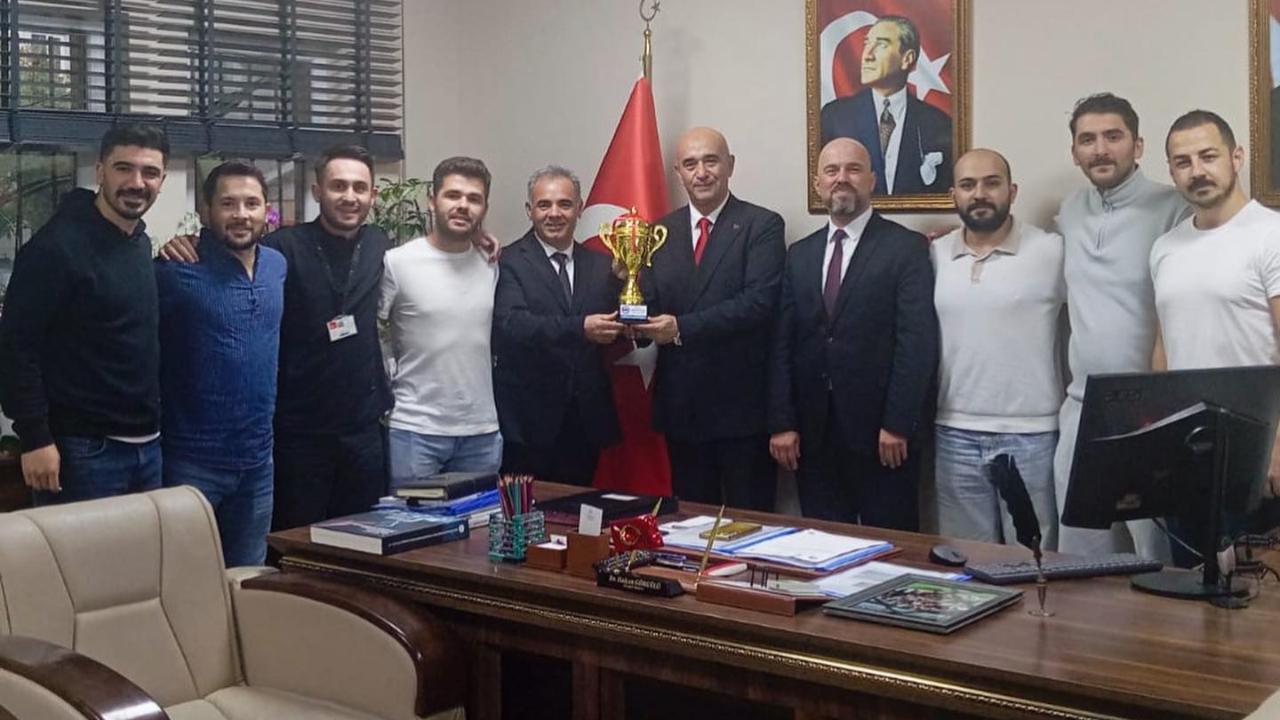 30 Takımı Geride Bıraktılar! Memur-Sen Turnuvası Şampiyonu İl Sağlık Takımı Kupayı Müdür Görgülü'ye Hediye Etti!