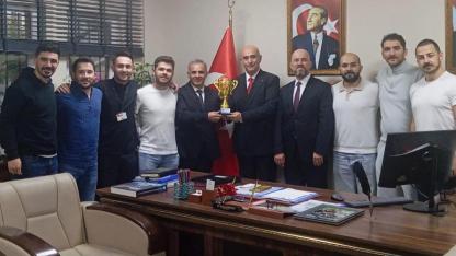 30 Takımı Geride Bıraktılar! Memur-Sen Turnuvası Şampiyonu İl Sağlık Takımı Kupayı Müdür Görgülü'ye Hediye Etti!