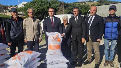 Adalı Üreticinin Yüzü Güldü! Gökçeada ve Bozcaada'da 2 Tonluk Dev 'Yem Desteği' Dağıtımı!