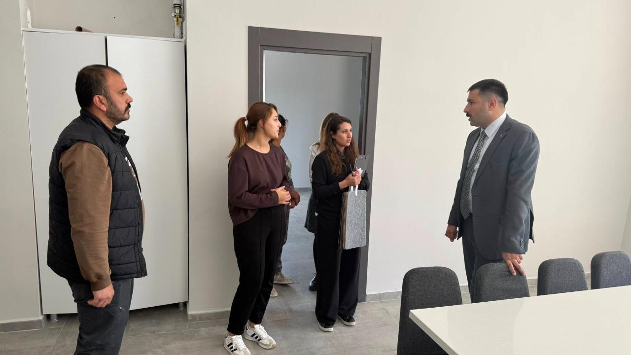 Ayvacık Kaymakamı Karali, Meslek Edindiren SODAM&#039;ı Ziyaret Etti: Aşçı Çırağı Kursunda Neler Oluyor?