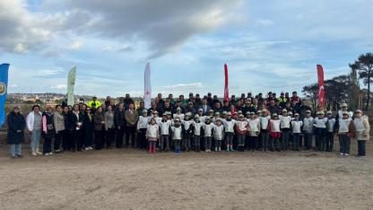 Ayvacık'ta Dev Yeşil Hamle! 1500 Fıstık Çamı Fidanı Toprakla Buluştu: Geleceğe Nefes Oldular