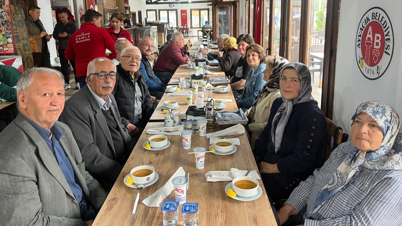 Ayvacık&#039;ta Emekli Öğretmenlere Özel Vefa Sofrası! Kaymakam Karali: &quot;Tecrübeleriniz Her Zaman Kıymetli!&quot;
