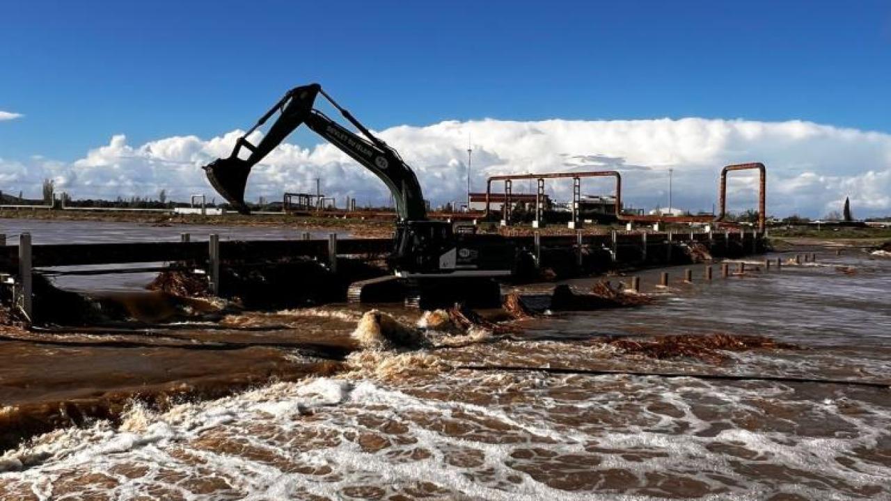 Ayvacık&#039;ta taşan çay için çalışmalar devam ediyor