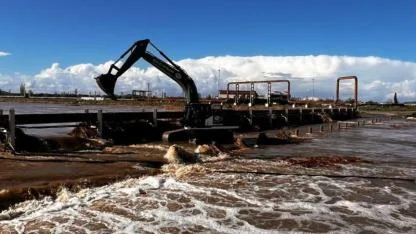 Ayvacık'ta taşan çay için çalışmalar devam ediyor