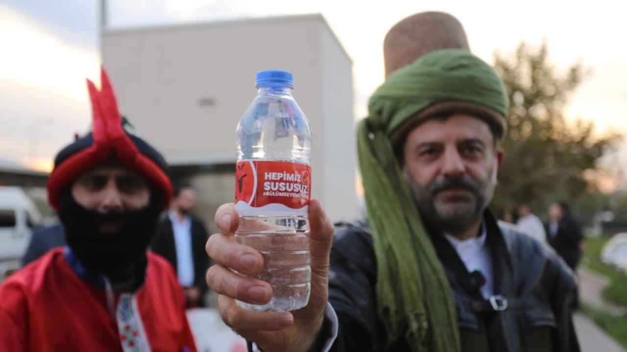 Başkan Işık Evliya Çelebi oldu su dağıttı