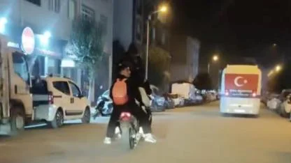 Biga'da Tehlikeli Şov! Tek motosiklette 5 kişi bindiler, kazaya davetiye çıkardılar